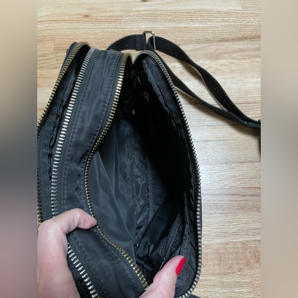 Vince Camuto multi-pocket crossbody / shoulder hand bag / purse. - Picture 4 of 12